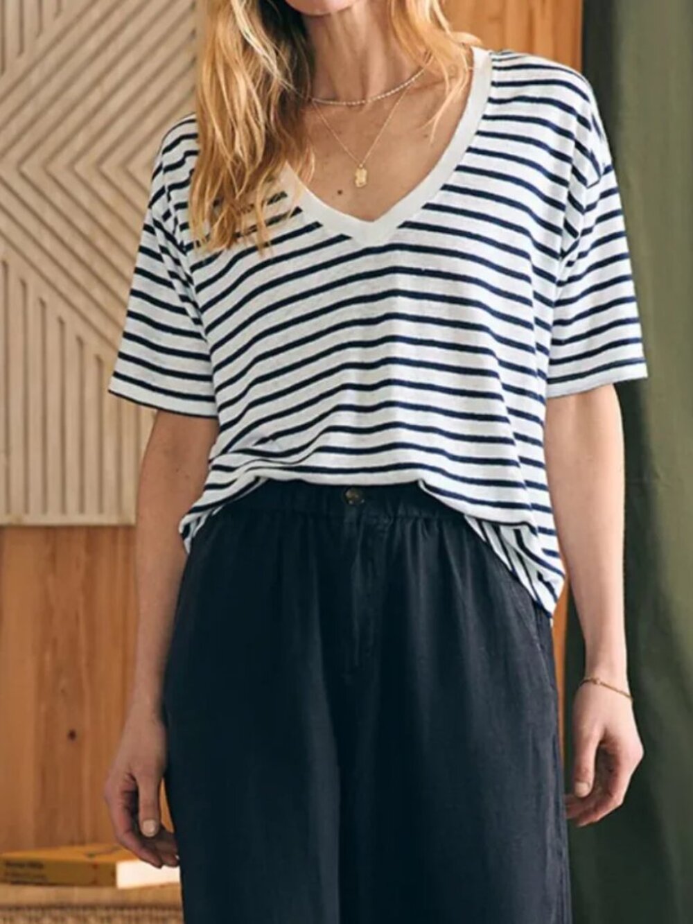 FAHERTY Oceanside Linen Shirt Womens Medium Navy Striped V Neck Tee Top Nautical